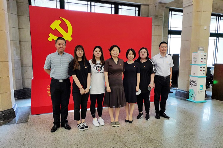 文主任参加参观.jpg